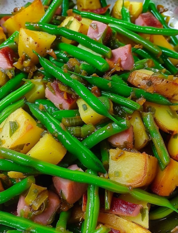 Delicious Crockpot Ham, Green Beans, and Potatoes