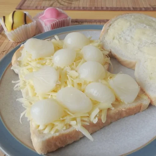 Mature Cheddar Sandwich with pickled onions and French fancies